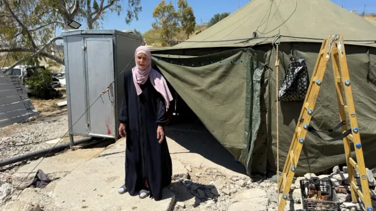 جدة فلسطينية تعيش في خيمتين بعد هدم منازلها في القدس الشرقية