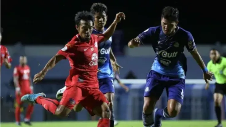 عامل صيانة يسبب إصابة قوية للاعب إنجليزي أثناء إحماء مباراة الدوري التايلاندي