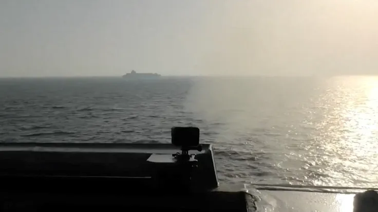 حرب إيران: شهادة صدمى من ناجٍ من طاقم سفينة استُهدفت في خليج عُمان