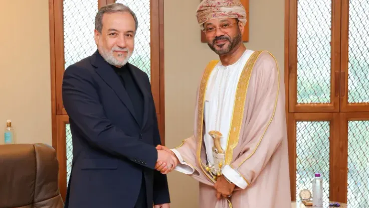 تصعيد إيران ضد عمان: لماذا انتقلت العلاقة من الوساطة إلى الاستهداف؟