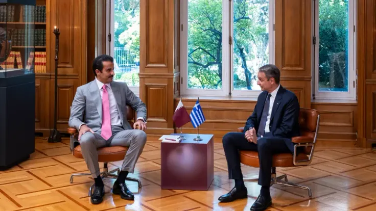 أمير قطر ورئيس الوزراء اليوناني يناقشان تعزيز التعاون