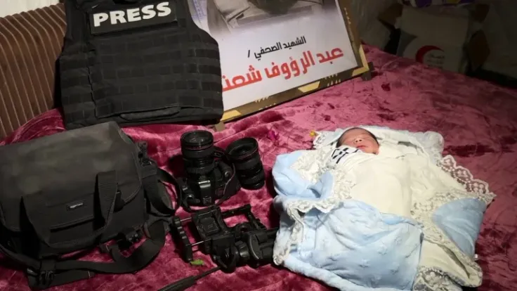 عائلة الصحفي عبد الرؤوف شعت تستقبل مولودًا يحمل اسمه بعد تسعة أشهر من استشهاده