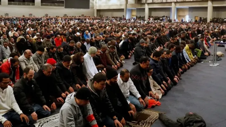 العفو الدولية تحذر من وباء الكراهية الرقمية في كندا وتفكيك خطاب الاستبدال الكبير