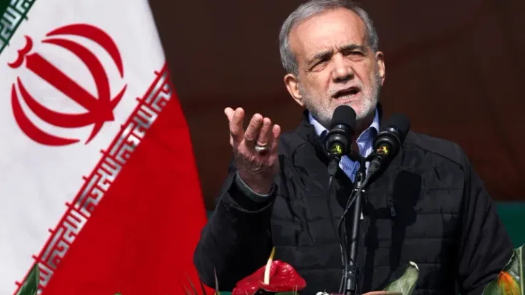 رفض التخوين: الرئيس الإيراني يدافع عن مسار التفاوض ويؤكد التزام المرشد
