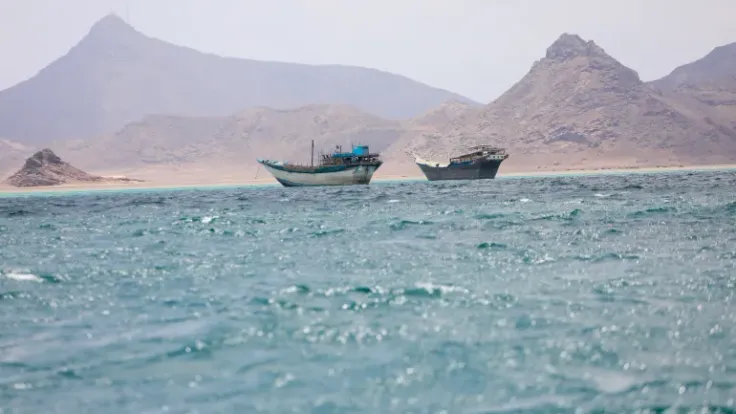كابوس الجبهتين.. هل يقع الجيش الأمريكي في فخ الحوثيين بالبحر الأحمر؟