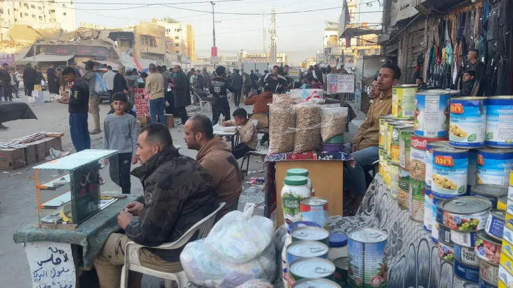 عمال غزة: قصص حقيقية من فقدان الوظائف والبحث عن لقمة العيش