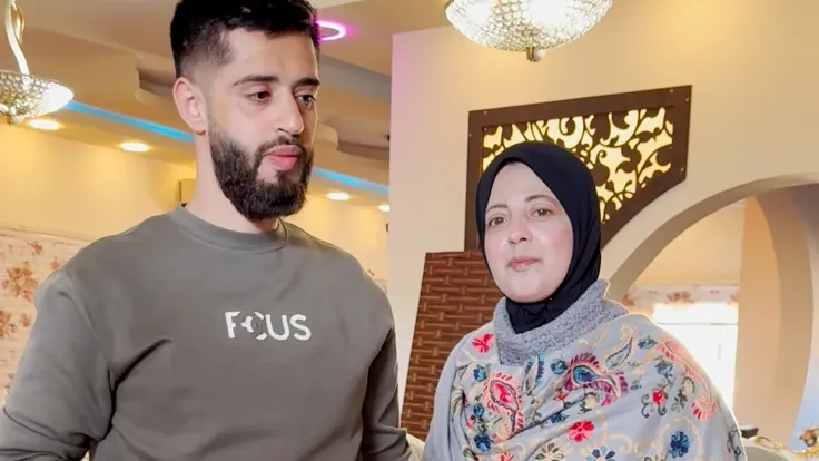 أم فلسطينية ترافق ابنها خلال اعتقاله من قوات الاحتلال الإسرائيلي