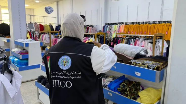 بنك الملابس الخيري في الأردن: مبادرة إنسانية تحفظ كرامة الآلاف