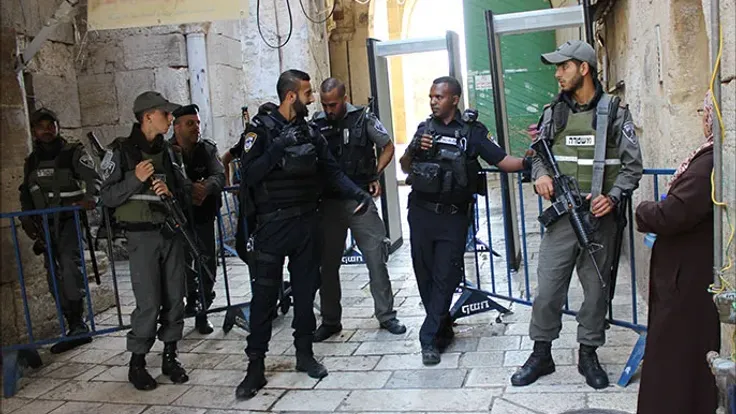 سلطات الاحتلال الإسرائيلية تعاقب صحفيين فلسطينيين بابعادهم عن المسجد الأقصى