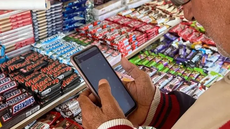 معاناة الغزّيين في تحويل المال إلى طعام: نقد معطل وتطبيق متعب