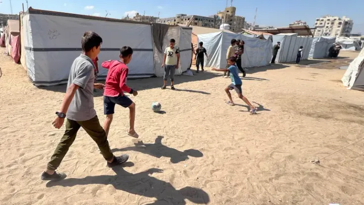 طفل فلسطيني بلا ساقين يلعب كرة القدم في غزة
