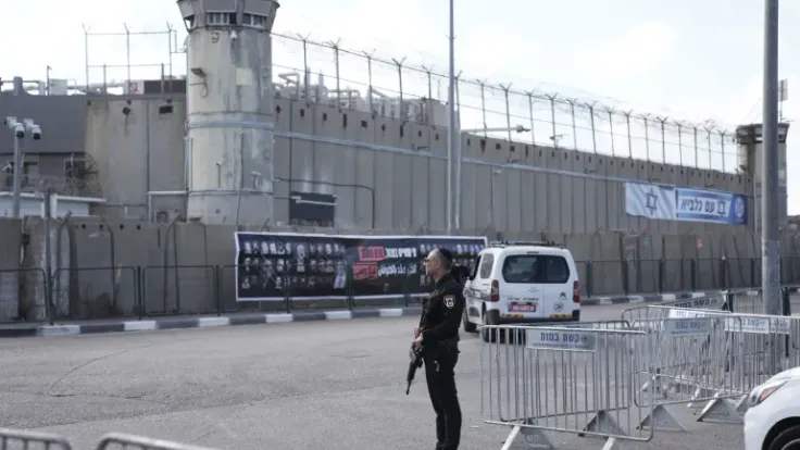 إسرائيل تبدأ ترحيل 448 ناشطا من أسطول الصمود بعد اعتراض سفنيهما