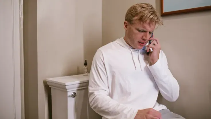 دراسة تحذر من ارتفاع احتمال الإصابة بالبواسير عند استعمال الهاتف في الحمام