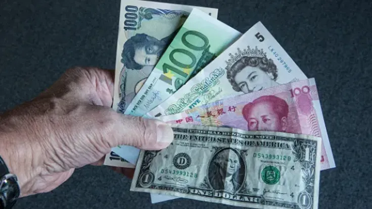 الدولار يتراجع: ما هو السبب ورحلة الدولار إلى أدنى مستوى في 6 أسابيع
