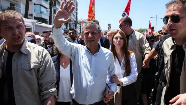 أوزال يعلن تأسيس حزب جديد بتركيا بعد عزله من حزب الشعب الجمهوري