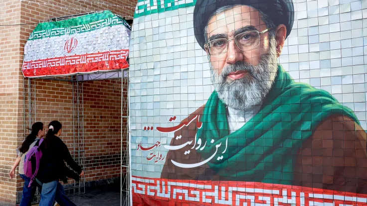 خامنئي يظل في الساحة رغم الغياب: طهران تعيد رسم صورة المرشد