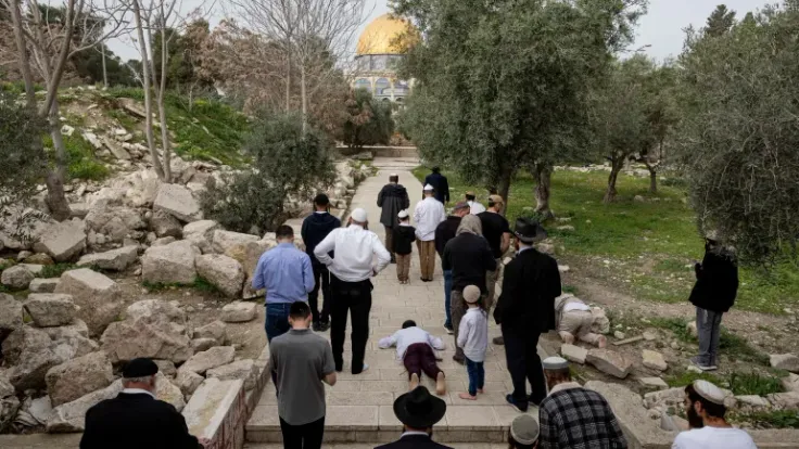مئات المستوطنين يقتحمون الأقصى والسلطات تقيد دخول الفلسطينيين في القدس
