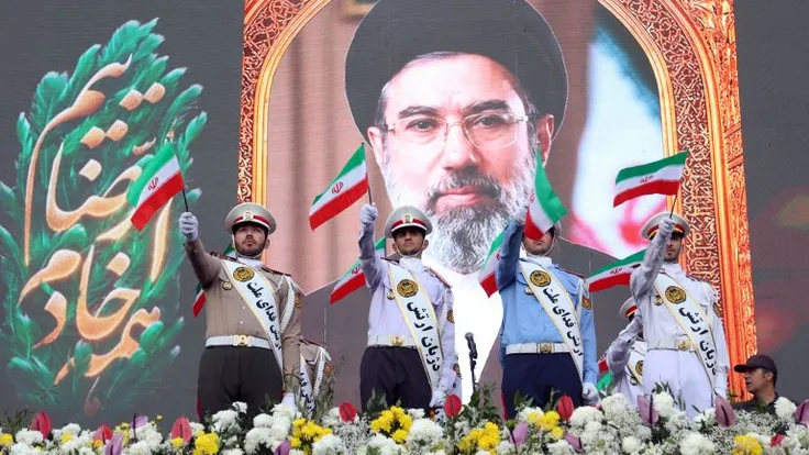 مجتبى خامنئي: إيران يجب أن تحبط أعداءها في "ميدان الجهاد الاقتصادي