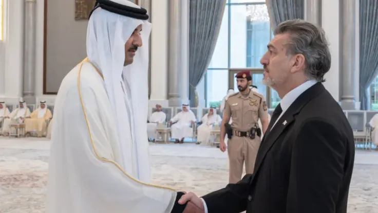 أمير قطر يستقبل المعزين لليوم الثالث في وفاة الأمير الوالد