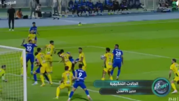 التحكيم في لقاء الهلال والخليج: تحليل خبير للقرارات الصادمة