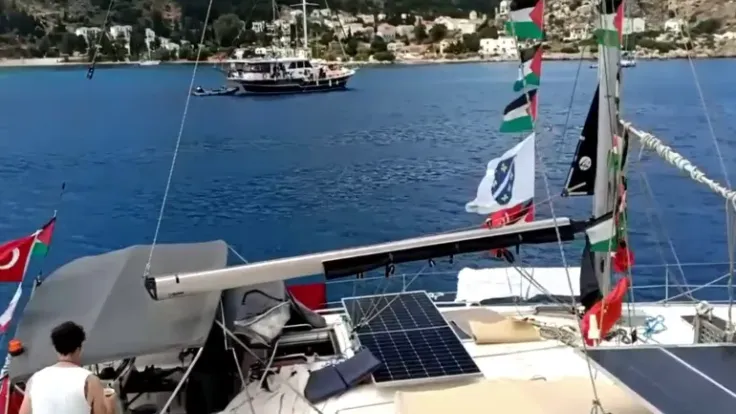 أسطول الصمود يستمر في رحلته نحو غزة رغم العوائق الجوية