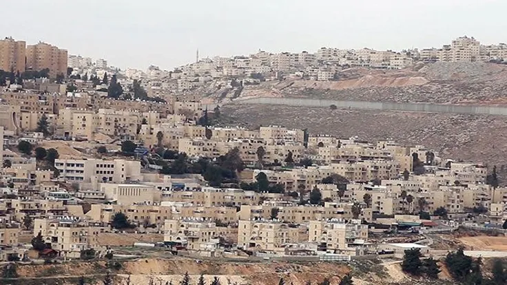 الإحتلال يسلط الضوء على بلدة حِزما في القدس بعمليات واسعة
