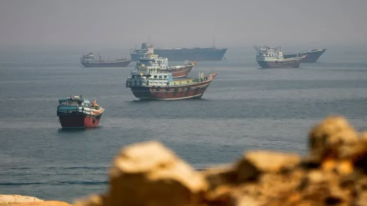 إصابة ناقلة بحرية بمقذوف غير معروف في مضيق هرمز وإشعال حريق