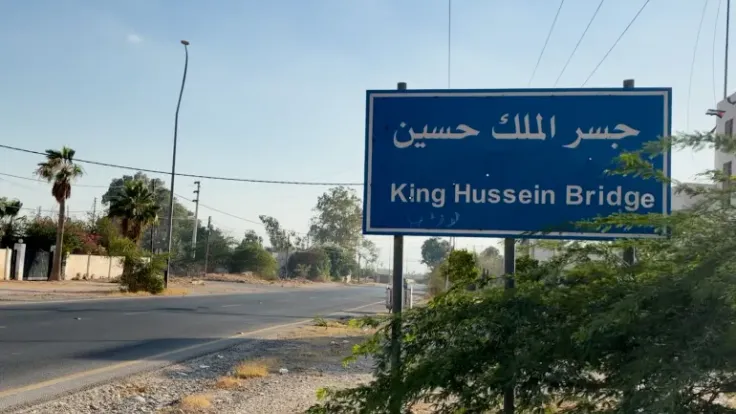 جسر الملك حسين: رحلة عذاب الفلسطينيين بين الانتظار والإغلاق المفاجئ