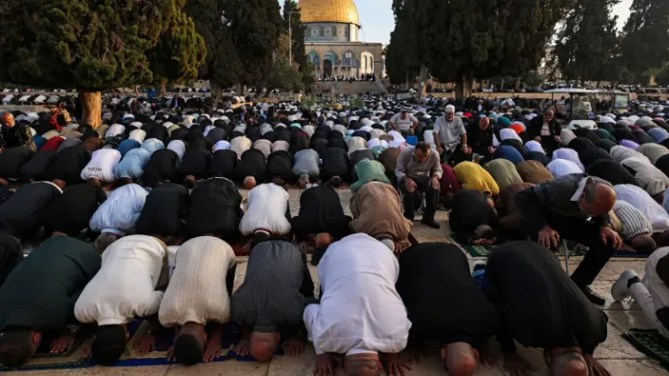 140 ألف فلسطيني يؤدون صلاة العيد بالأقصى رغم قيود الاحتلال