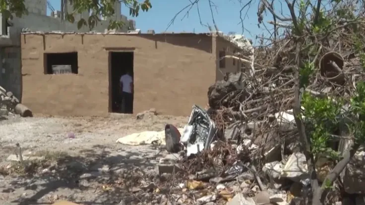 فلسطيني يبني منزله من الطين والمخلفات بسبب غياب إعمار قطاع غزة