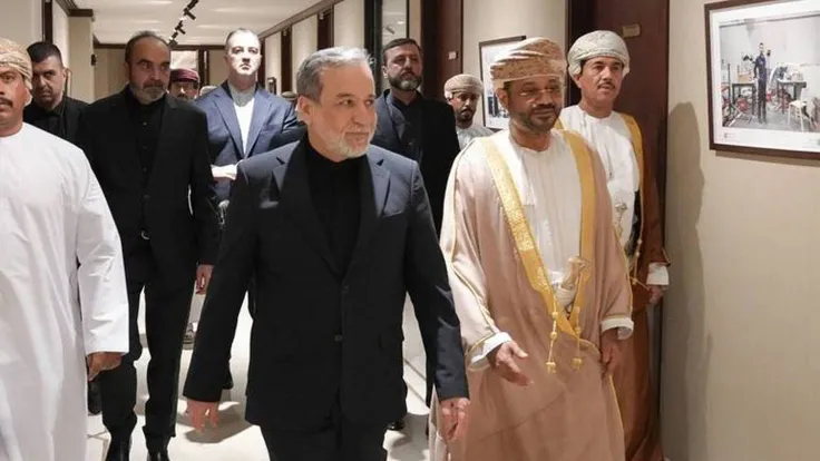 مضيق هرمز في صراع: مسقط وطهران تتفاوض على مستقبل الملاحة