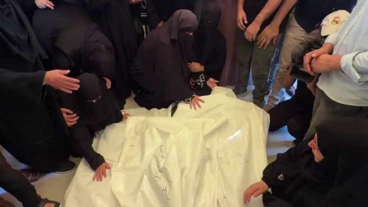 حرب غزة: الأمهات يودعن أبناءهن بين القصف والدمار