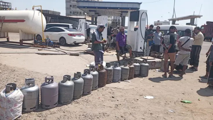 عدن: طوابير الغاز طويلة ورحلات شاقة في صفر الضوء