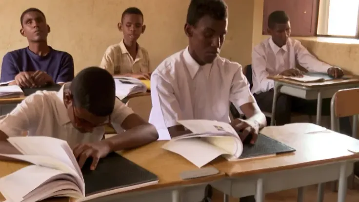 كفيف سوداني يبكي فقدان ابنه وسط دمار معاهد المكفوفين في حرب السودان