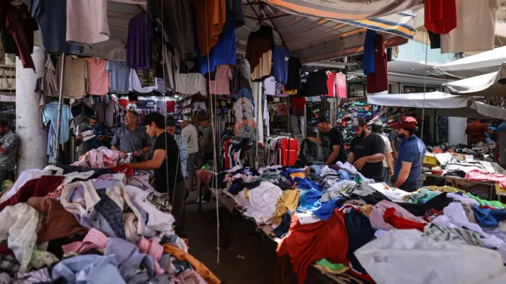 سوق البالة بالعراق يجذب جميع الطبقات بجودة وأسعار منخفضة