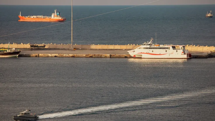 إيران تصدّر 10.7 مليون برميل نفط رغم الحصار الأمريكي على الممرات البحرية