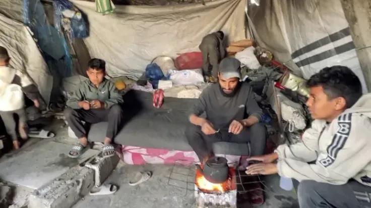 غزيون يلجأون إلى مبانٍ آيلة للسقوط بسبب أزمة الإيواء في قطاع غزة