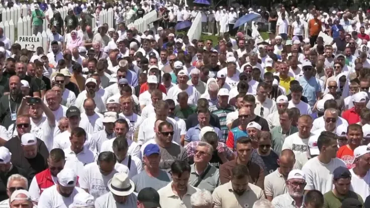إحياء ذكرى الإبادة في سربرنيتسا: تشييع حاشد لضحايا جدد