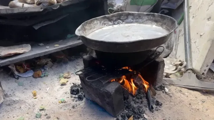 نازحو غزة يلجأون لحرق البلاستيك والقماش لمواجهة شح غاز الطهي