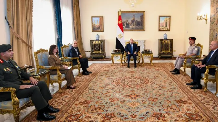 السيسي يلتقي بوزيري دفاع اليونان وقبرص لتوسيع التعاون العسكري في شرق المتوسط