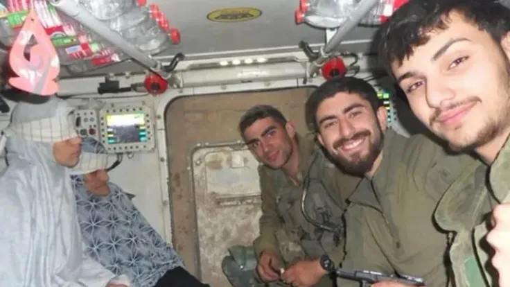 سيلفي جندي إسرائيلي يفتح ملف المفقودين في غزة ويثير جدلاً حقوقياً