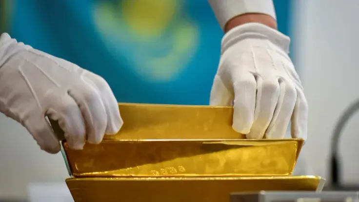 الذهب يهبط إلى أدنى مستوياته في أسبوعين مع صعود الدولار