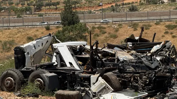 الاحتلال يجبر فلسطينية على هدم منزلها ويهدد منشآت تجارية بالقدس