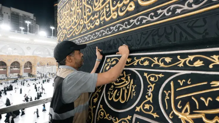 انتهاء صيانة الكعبة المشرفة ورفع كسوتها استعدادا لموسم الحج