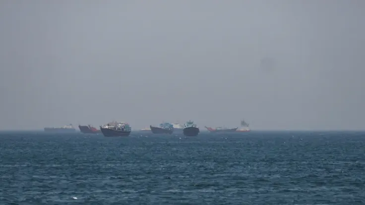 البحارة العالقون في مضيق هرمز: حكايتهم المأساوية بين الخوف والضغط النفسي