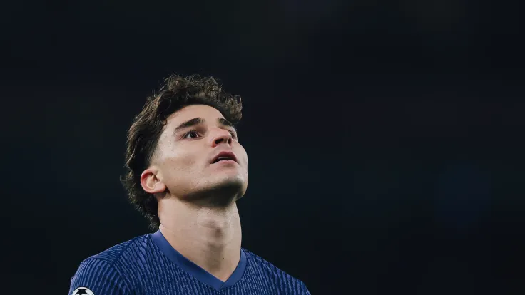 أرسنال يهدد 150 مليون يورو لألفاريز: صراع بلاطيفي بين الأندية