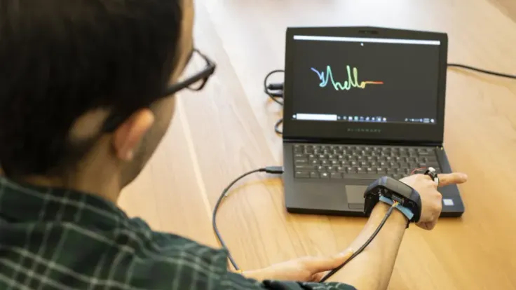 خواتم ذكية تنقل لغة الإشارة إلى نص فوري