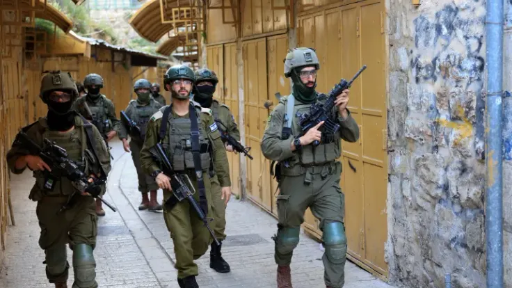 استشهاد طفل فلسطيني برصاص مستوطنين واعتقالات بالضفة الغربية