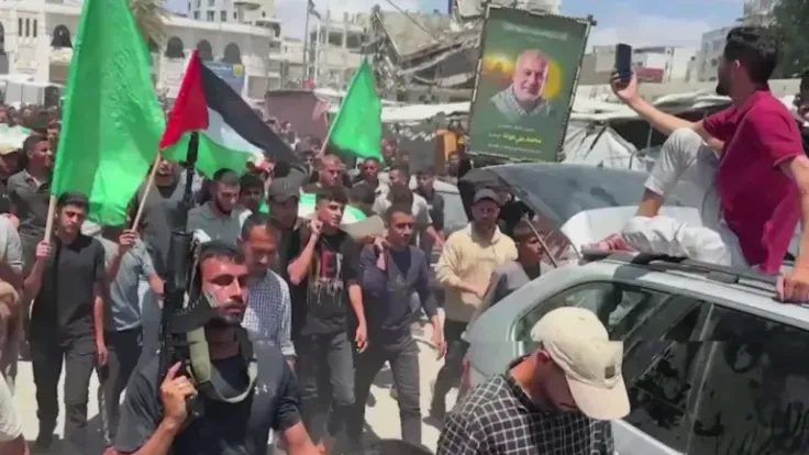 غزة تشيع جنازة القيادي محمد عودة وزوجته وأبنائه بعد قصف إسرائيلي