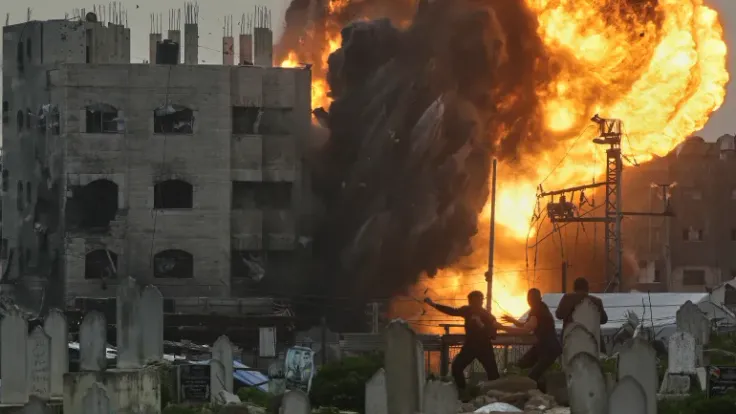 غارات إسرائيلية على غزة: 9 جرحى بينهم طفل في قصف مخيم الشاطئ
